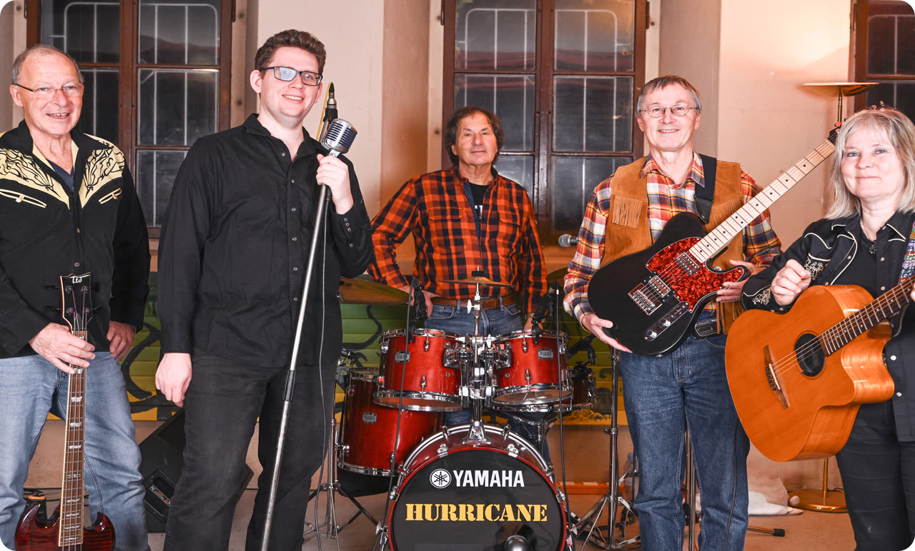 Hurricane in Bühnenkleidung mit Instrumenten vor dem Schlagzeug