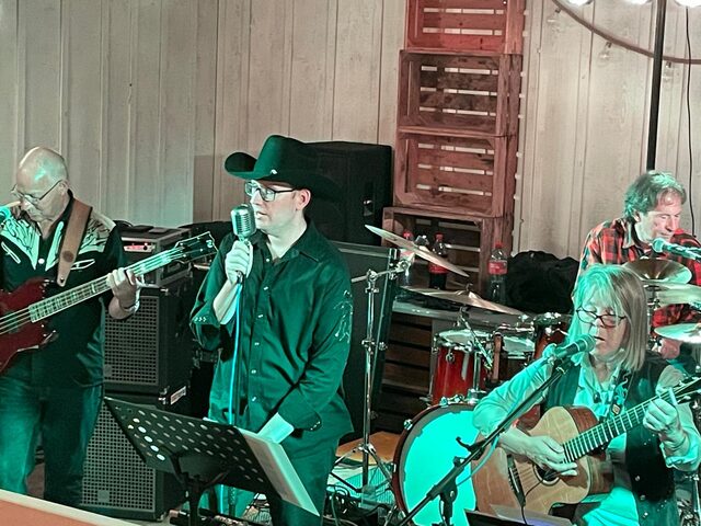 Bass, Gesang und Schlagzeug auf der Bühne