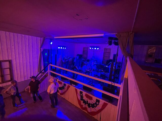 Publikum beim Line Dance vor der Bühne