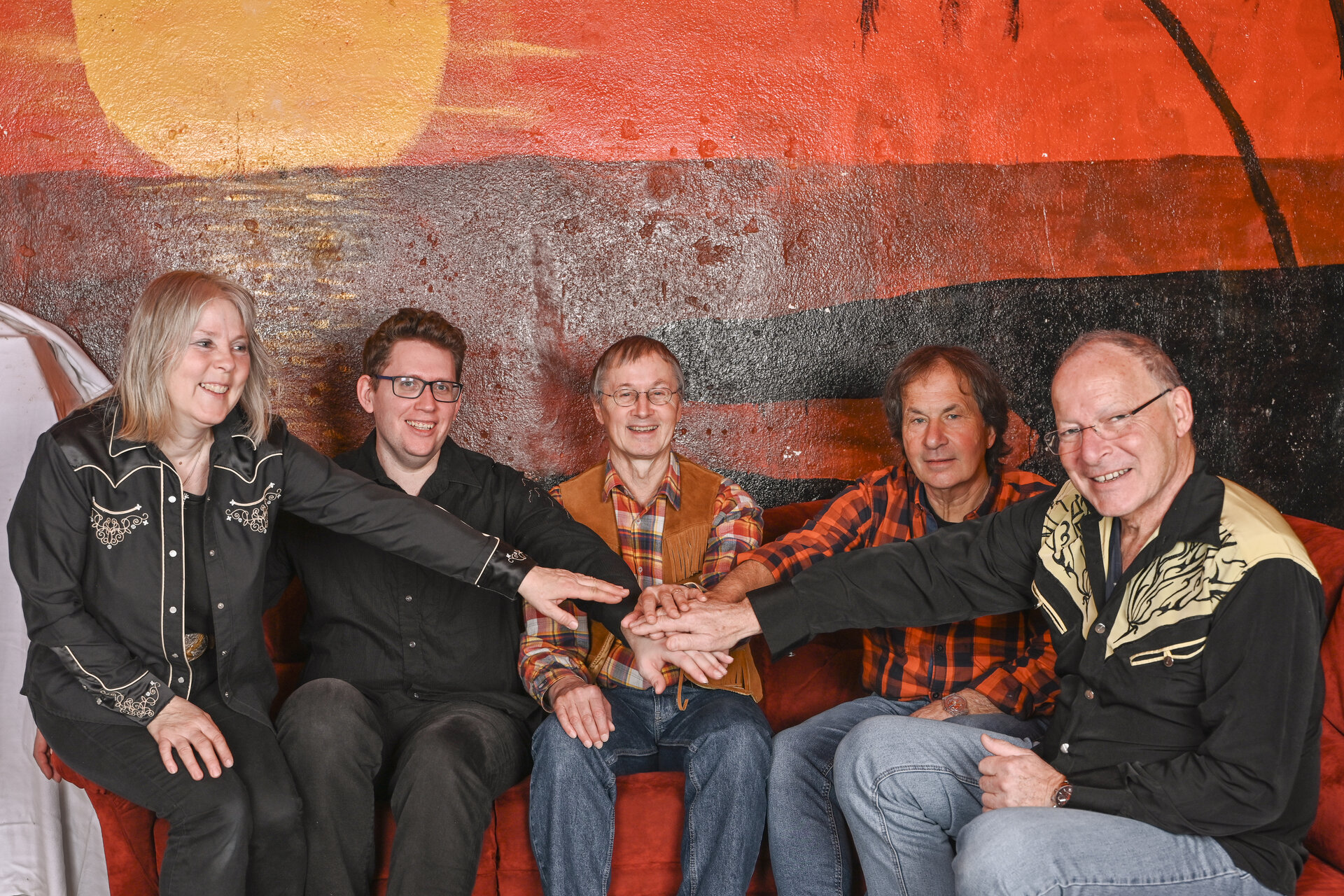 Hurricane Bandfoto vor Sunset-Wand